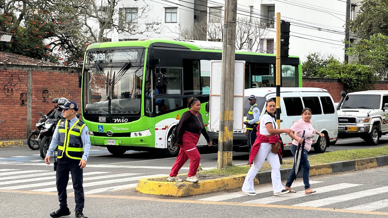Agentes de tránsito se encuentran en la zona para regular el tráfico.