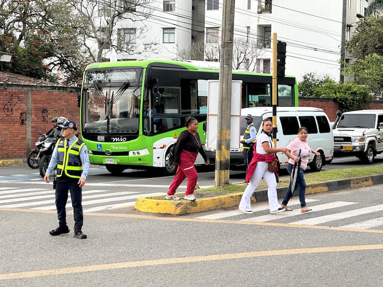 Agentes de tránsito se encuentran en la zona para regular el tráfico.