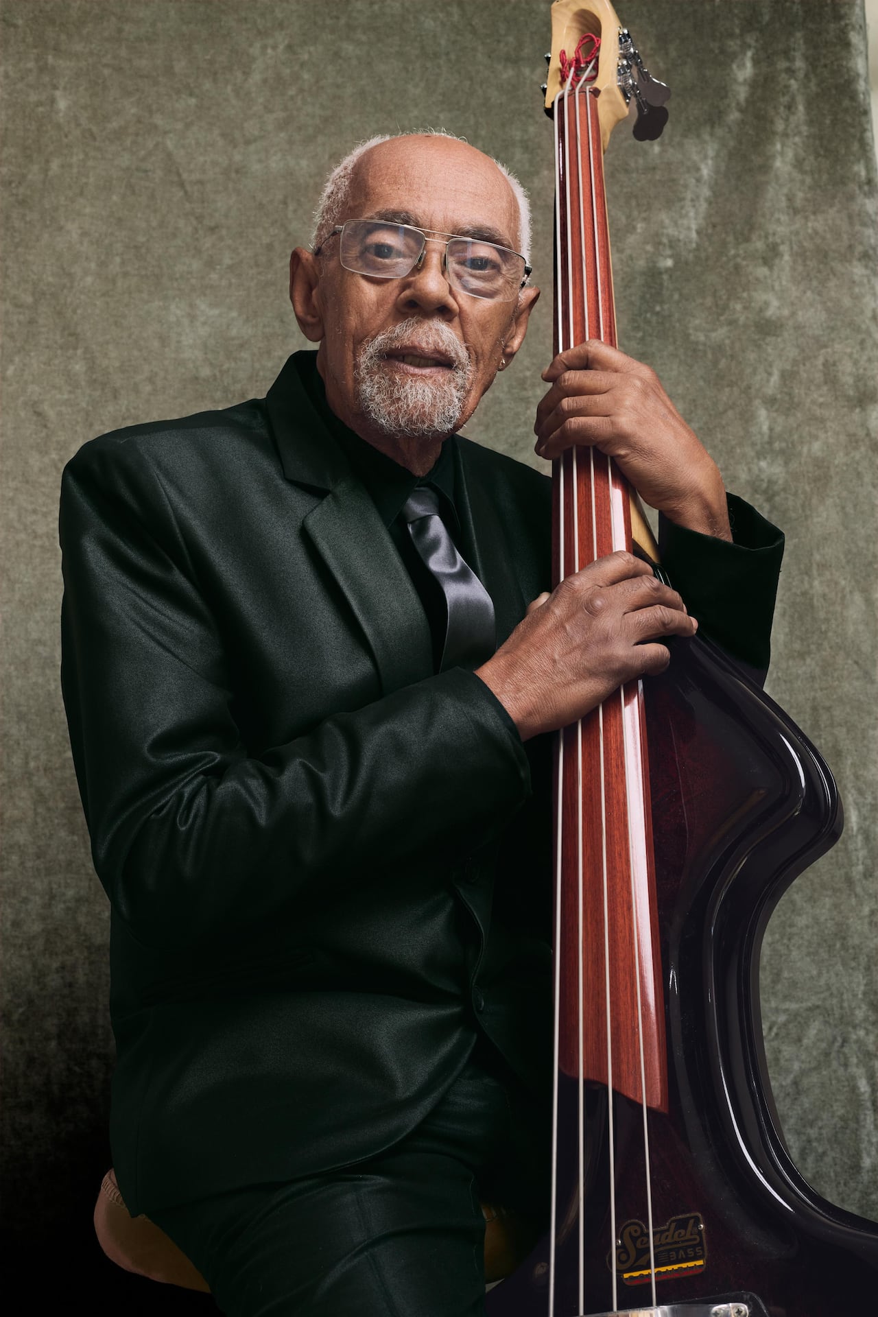 Ángel Lebrón cuenta: “Cuando fuimos a Venezuela, ese país era bien salsero, pero a su ciudad le hicimos una canción: Cali es la Capital Salsera, y yo invité a Junior Jein (q.e.p.d.) a que la cantara con nosotros“.