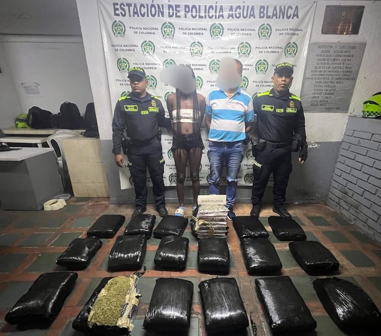 Dos personas fueron detenidas por transportar marihuana.