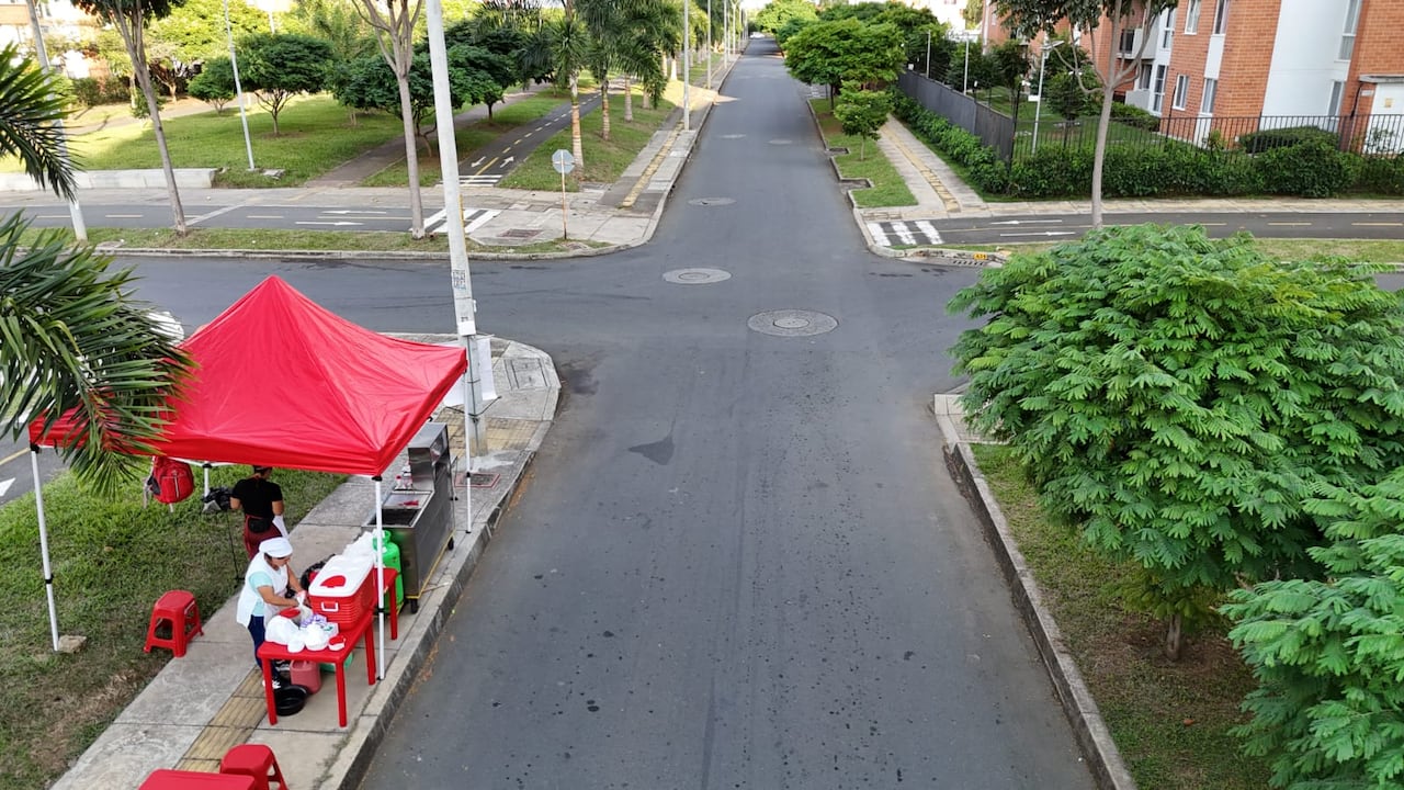 Habitantes denuncian que la ausencia de semáforos y demarcación en el sector ha provocado múltiples accidentes y mantiene en riesgo a peatones y conductores.