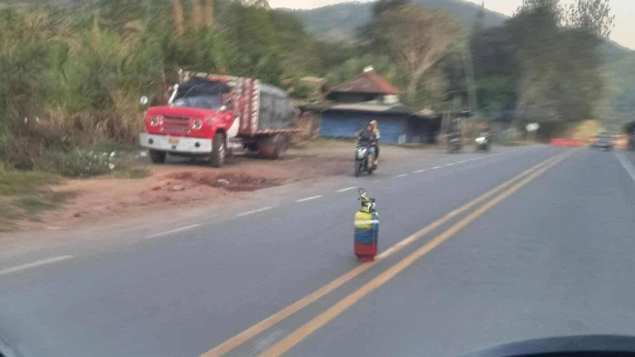 No hay paso de vehículo entre Popayán, tars la ubicación de un cilindro de gas propano, al parecer con explosivo, en el sector de Mondomo de la vía Panamericana.