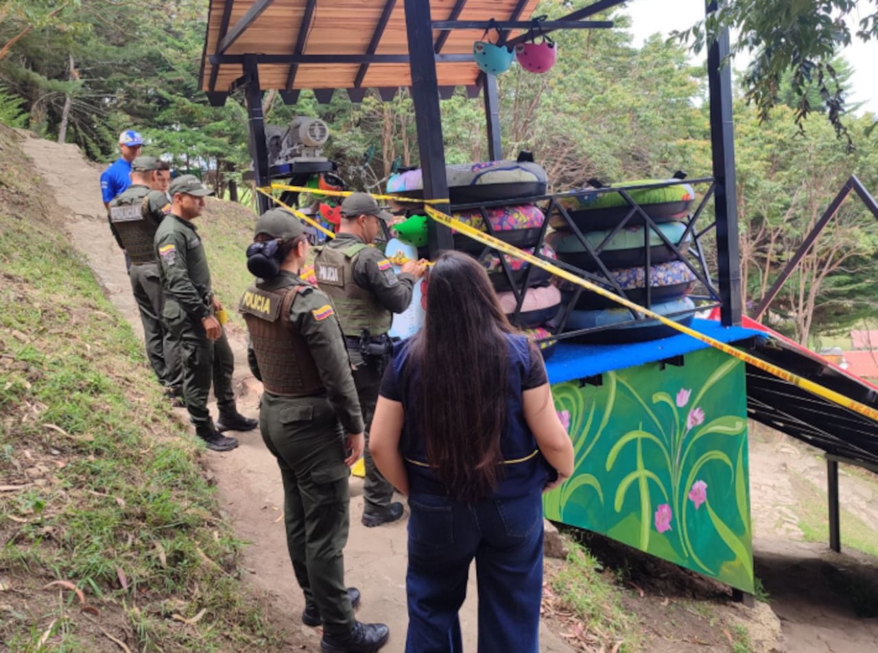 Las autoridades del departamento iniciaron una revisión técnica para determinar las condiciones en las que operaba la atracción en la que ocurrió el accidente.