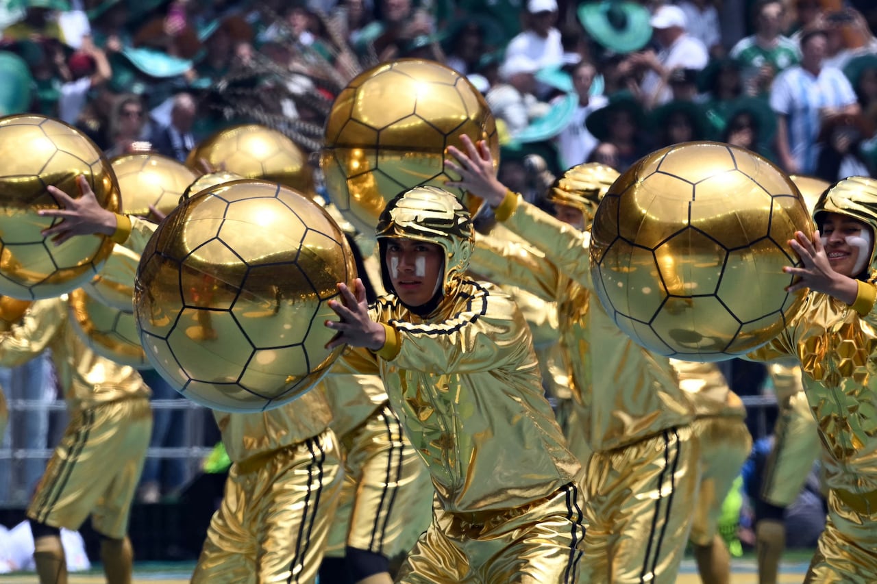 Artistas actúan durante la ceremonia de apertura previa al partido de fútbol del Grupo A de la Copa Mundial de 2026 entre México y Sudáfrica en el Estadio de la Ciudad de México, el 11 de junio de 2026.