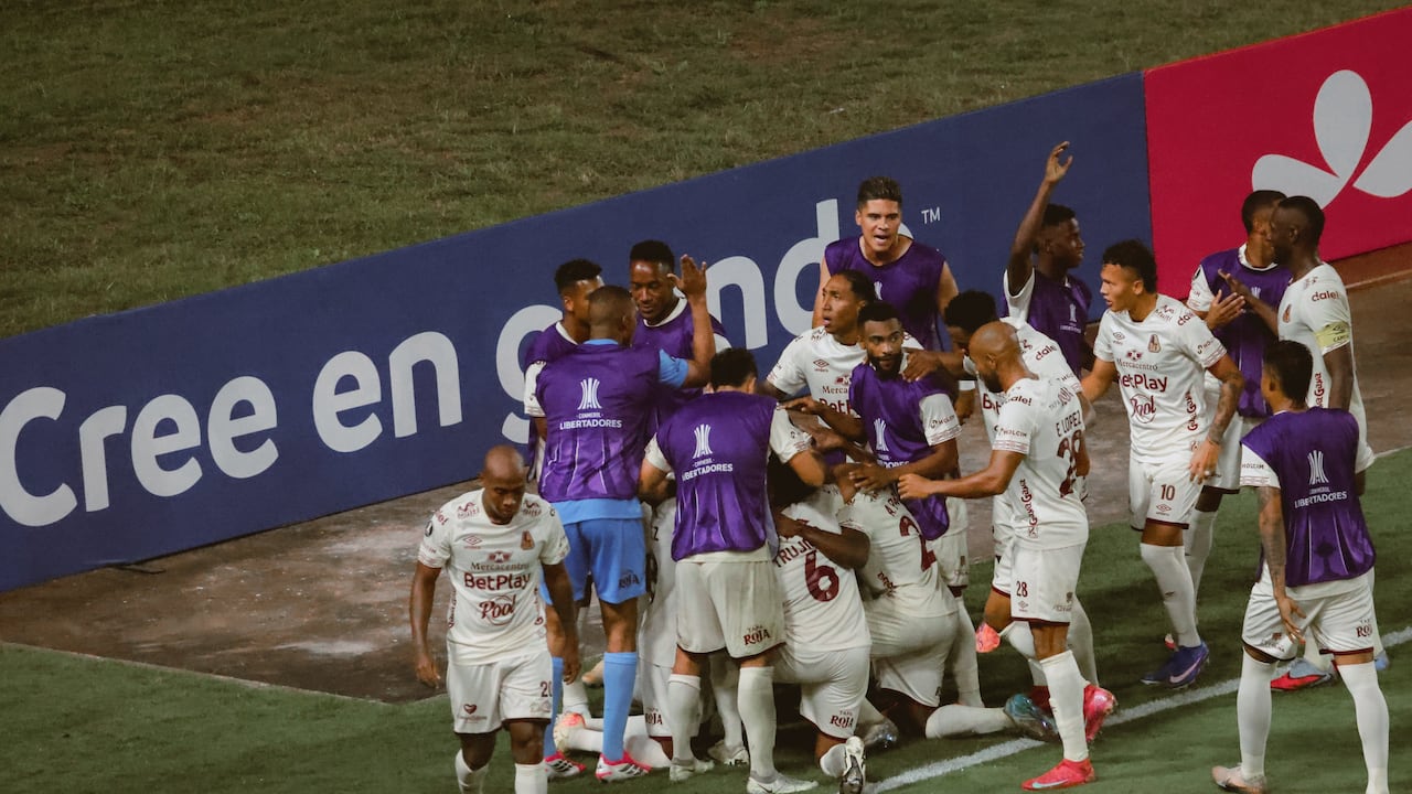Jugadores del Deportes Tolima celebran el gol de Kevin Javier Flórez, contra Deportivo Táchira, en el juego de ida de la Fase II de la Copa Libertadores 2026.