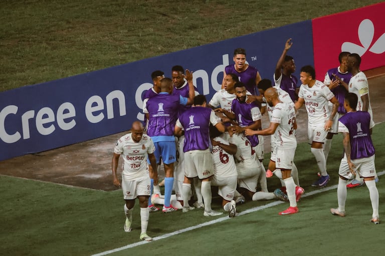 Jugadores del Deportes Tolima celebran el gol de Kevin Javier Flórez, contra Deportivo Táchira, en el juego de ida de la Fase II de la Copa Libertadores 2026.