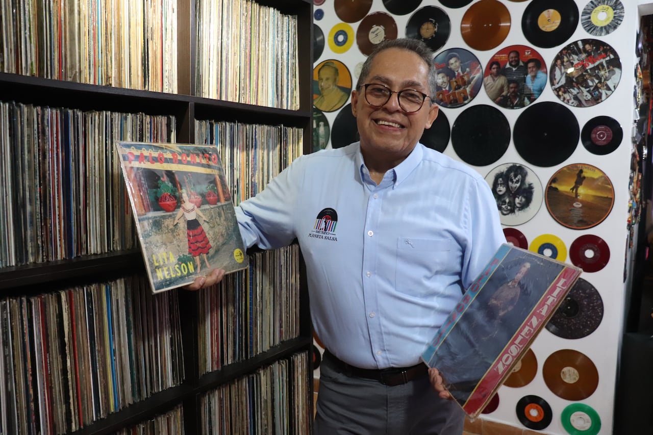 Oscar Jaime Cardozo melómano, coleccionista y director del museo Planeta Salsa en Cali.