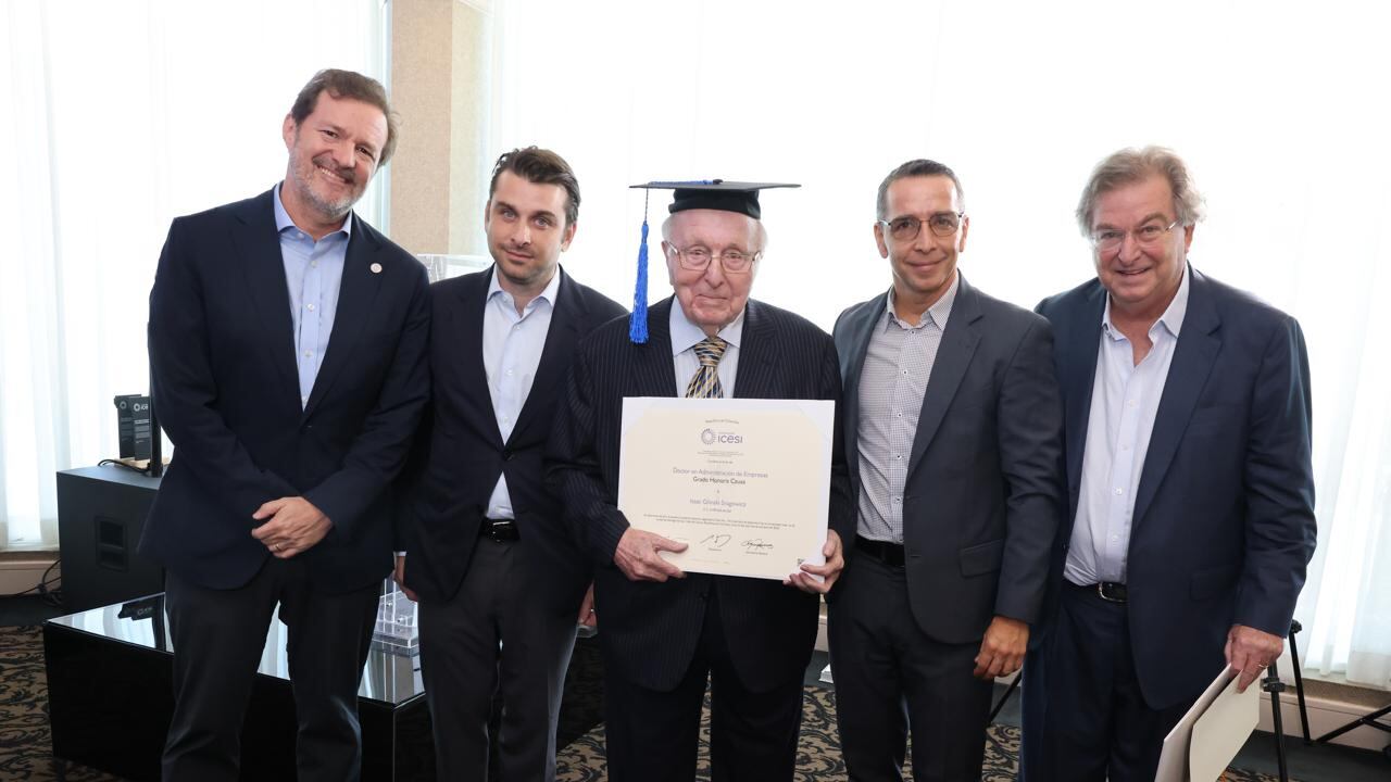 Isaac Gilinski Sragowicz recibió el título de Doctor Honoris Causa en Administración de Empresas por su destacada trayectoria y compromiso con la educación.