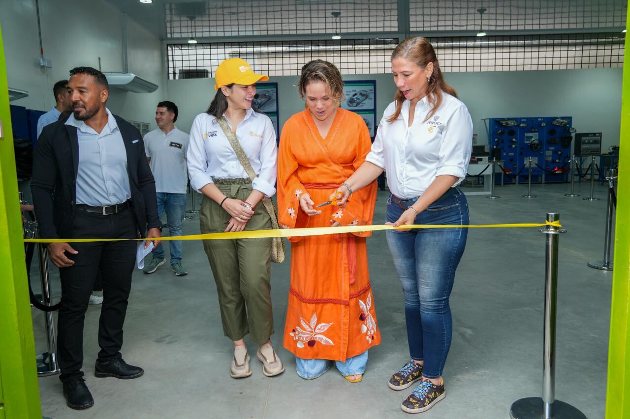 El Ministerio de Minas y Energía y el Fondo de Energías No Convencionales y Gestión Eficiente de la Energía (Fenoge) lideraron la inauguración del primer Laboratorio Técnico Industrial de Vehículos Eléctricos en una institución educativa pública del país.
La apertura tuvo lugar en la Institución Educativa Técnico Industrial Antonio José Camacho y beneficiará directamente a 1.960 personas, entre ellas 1.850 estudiantes y 110 docentes y administrativos.