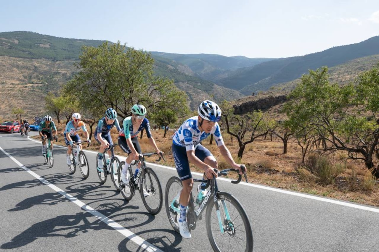 El colombiano Santiago Buitrago (der.) lidera un grupo para conservar su camiseta de líder de la montaña de la Vuelta a España 2026.