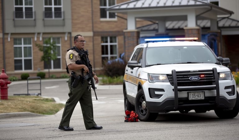 La policía ya acordonó el sitio donde ocurrió la tragedia en medio de un desfile que celebraba el Día de la Independencia de Estados Unidos.