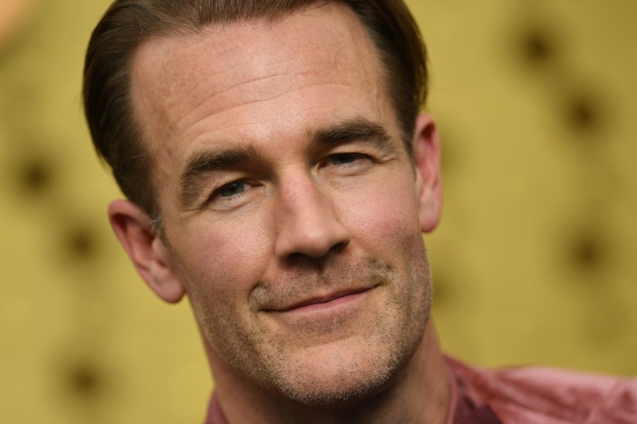 El actor estadounidense James Van Der Beek llega a la 71ª entrega de los Premios Emmy en el Microsoft Theatre de Los Ángeles el 22 de septiembre de 2019. El actor estadounidense James Van Der Beek, estrella de la serie estadounidense "Dawson's Creek", falleció el 11 de febrero a los 48 años tras una lucha contra el cáncer colorrectal. "Nuestro querido James David Van Der Beek falleció pacíficamente esta mañana. Enfrentó sus últimos días con valentía, fe y gracia," decía una publicación en su página de Instagram. Van Der Beek, quien estaba casado y tenía seis hijos, anunció su diagnóstico de cáncer en 2024.