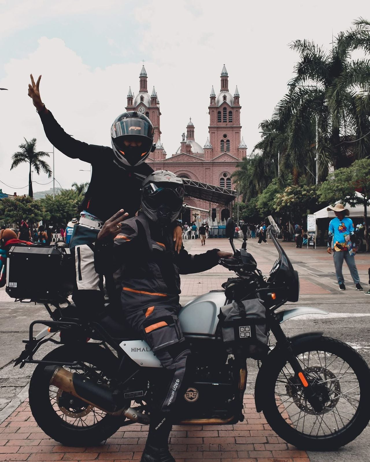 Esta pareja viaja a diferentes monasterios y lugares, y cuenta sus experiencias, llevando siempre un mensaje de fe.