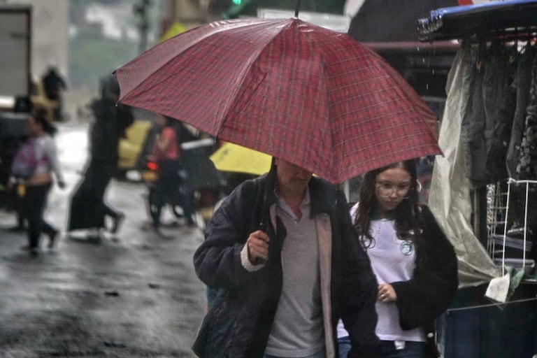 No paran las lluvias en Cali, la cantidad de agua que ha caído en estos días en mayo supera el promedio histórico mensual de este mes. Foto: Jorge Orozco, El País