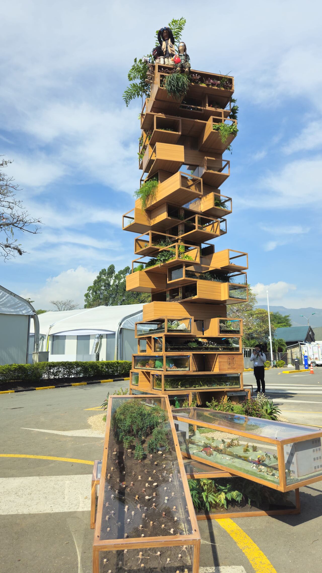 Esta es la Jenga de la Biodiversidad, la escultura que se realizó por diversos artistas internacionales.