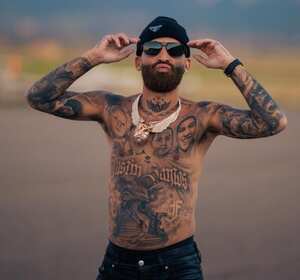 El cantante es reconocido por su trabajo musical en la industrial de la música urbana.