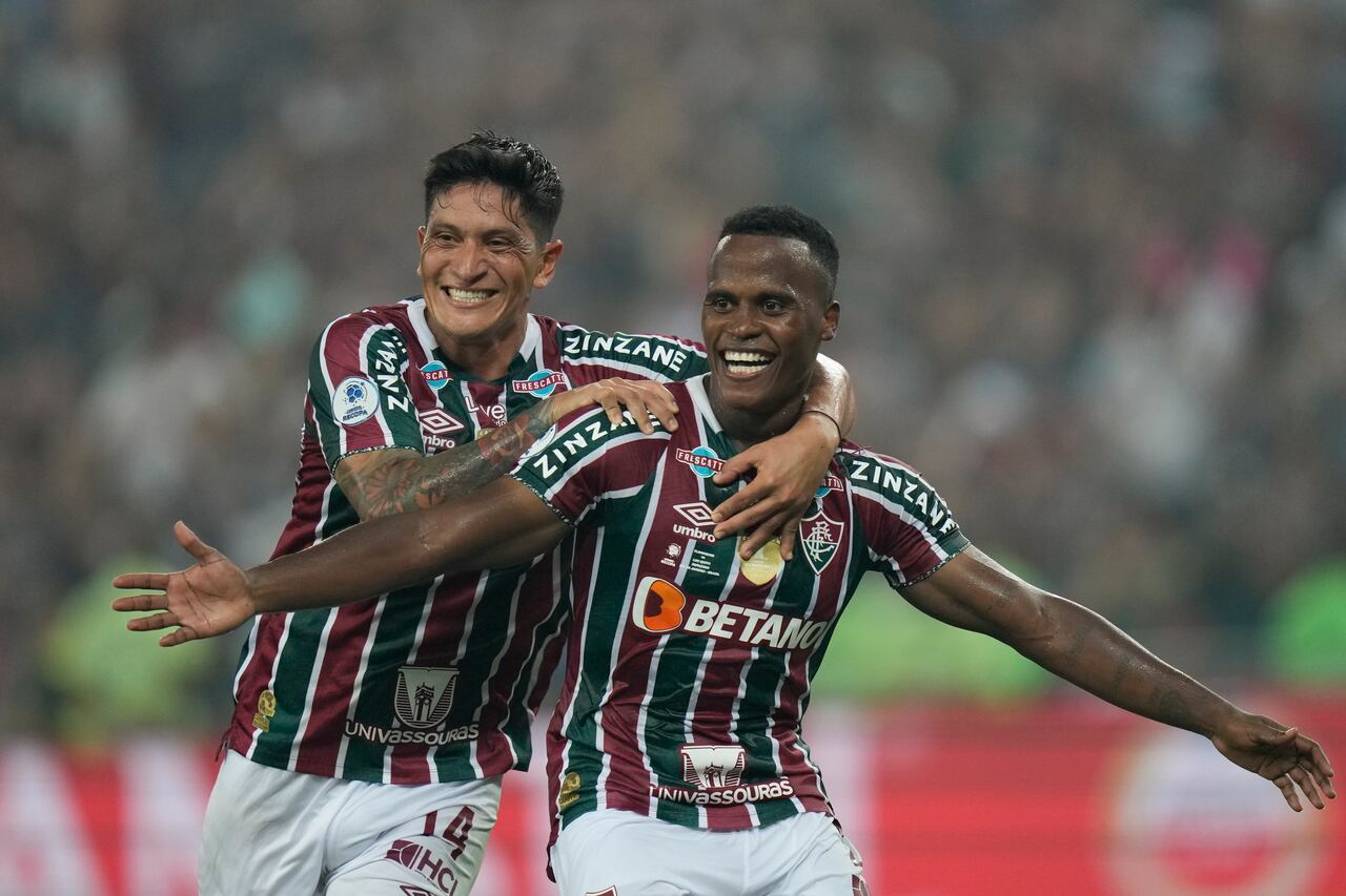 Jhon Arias del Fluminense de Brasil, a la derecha, celebra con su compañero German Cano después de anotar el segundo gol de su equipo durante la final de fútbol de la Recopa Sudamericana contra la Liga Deportiva Universitaria de Ecuador en el estadio Maracaná de Río de Janeiro, Brasil, el jueves 29 de febrero de 2024. ( Foto AP/Silvia Izquierdo)