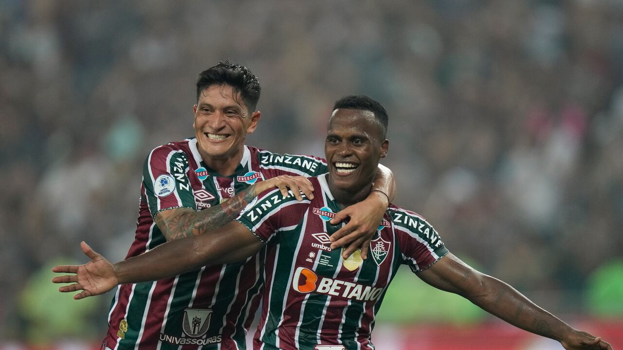 Jhon Arias del Fluminense de Brasil, a la derecha, celebra con su compañero German Cano después de anotar el segundo gol de su equipo durante la final de fútbol de la Recopa Sudamericana contra la Liga Deportiva Universitaria de Ecuador en el estadio Maracaná de Río de Janeiro, Brasil, el jueves 29 de febrero de 2024. ( Foto AP/Silvia Izquierdo)