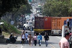 Cali: Perdidas millonarias deja un nuevo bloqueo en la vía a Buenaventura a la altura de Lobo guerrero. Comunidades afros del alto y bajo Naya del Cauca dejaron su terreno y se desplazaron hasta la vía de ingreso al puerto, impidiendo el paso a trasportadores, turistas y comerciantes. Foto José L Guzmán. EL País