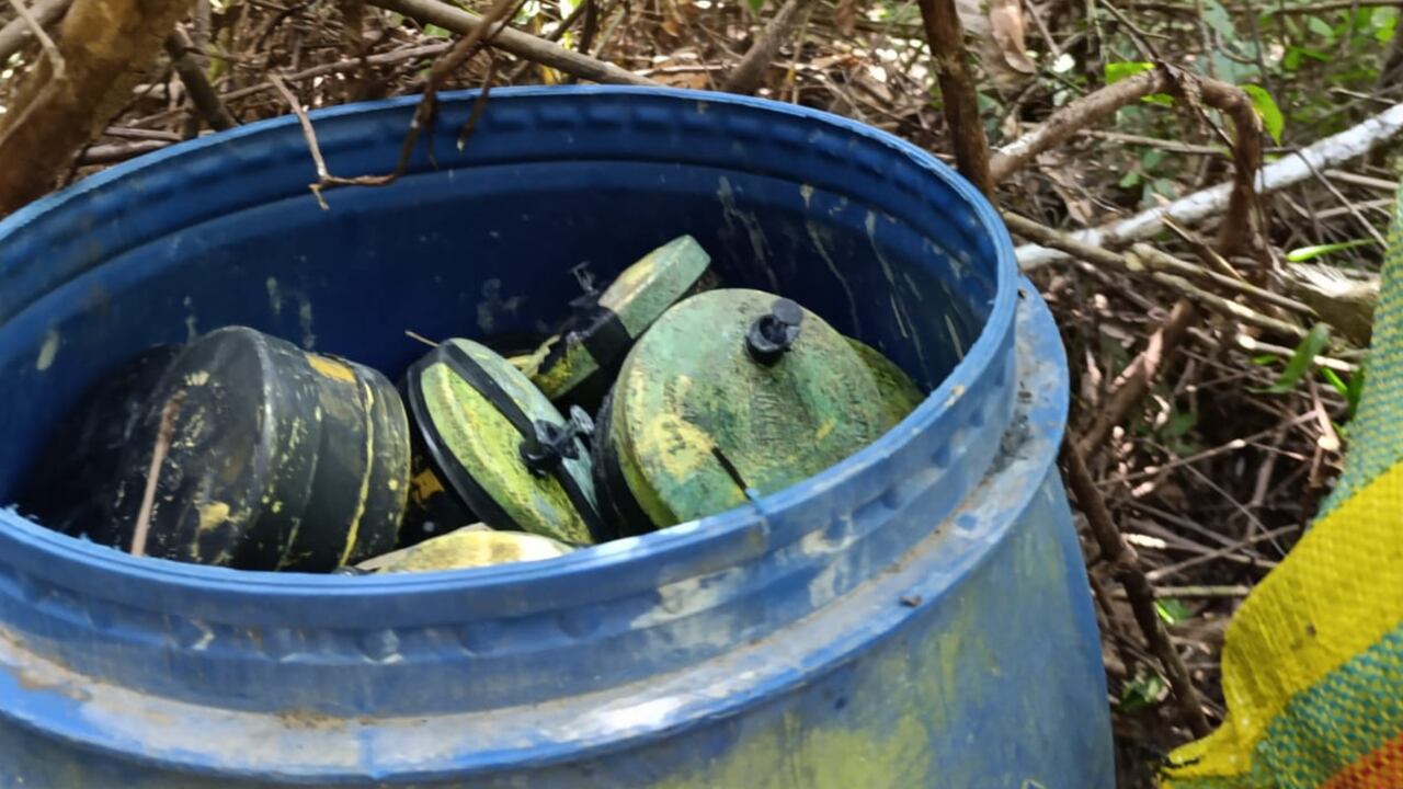 Las autoridades incautaron todos estos elementos que serían activados por grupos ilegales.