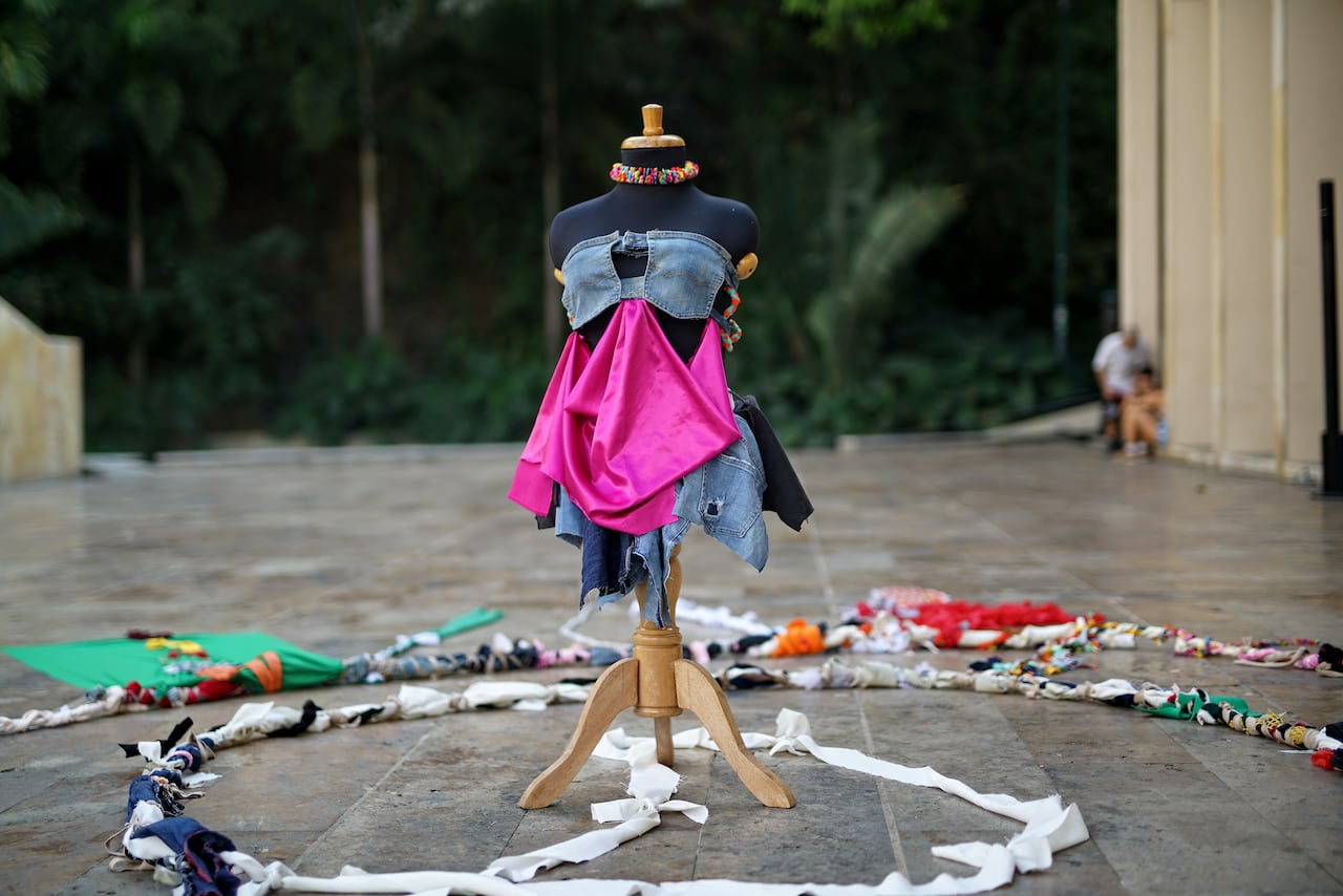 Taller de moda ecológica y eco futurista amigable con el medio ambiente en el museo La Tertulia