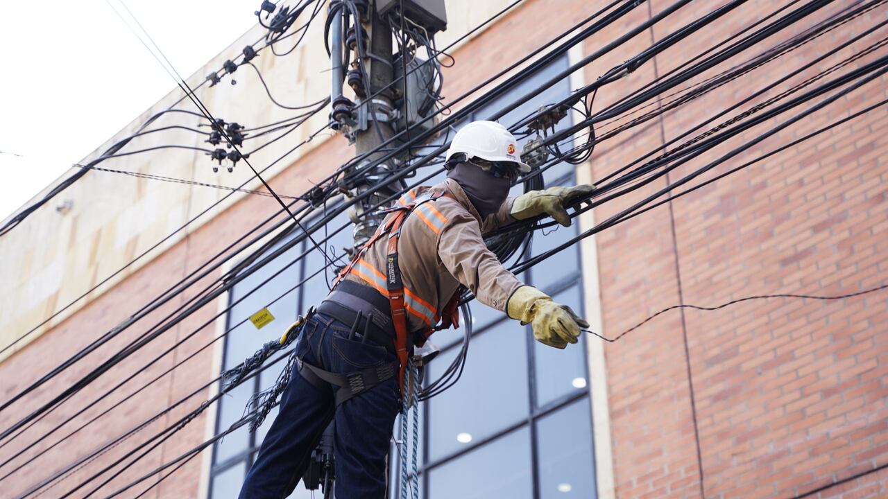 EMCALI interviene 29 Mil Metros de Cables Abandonados en la Ruta Turística y Cultural de La COP 16