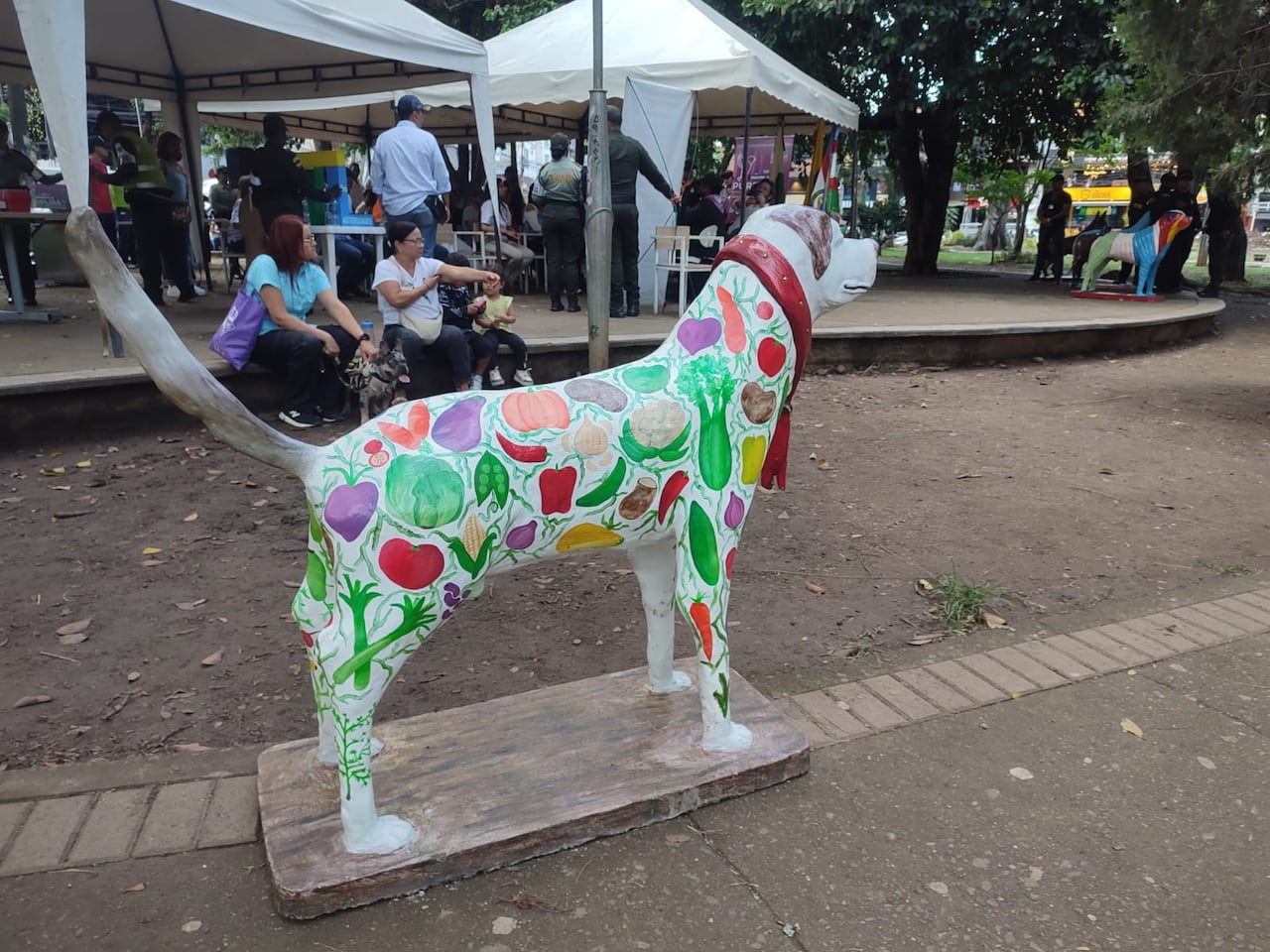 Cali: Durante el fin de semana se llevó a cabo en el Parque del Perro la iniciativa " La novia de Teddy y sus amigos" una exposición de 15 figuras caninas de diferentes artistas nacionales, organizada por los comerciantes del sector y diferentes autoridades. foto José L Guzmán. El País