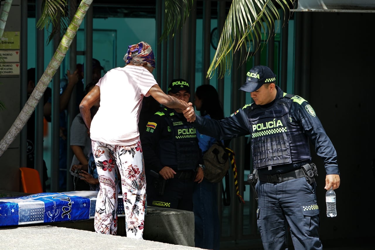 La destrucción de varias viviendas llevó a familias a permanecer en las calles, una de las escenas que deja la emergencia provocada por el terremoto en Cali.