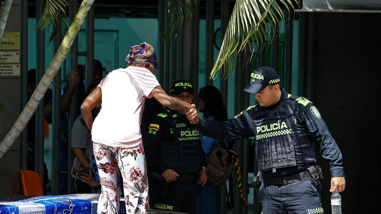 La destrucción de varias viviendas llevó a familias a permanecer en las calles, una de las escenas que deja la emergencia provocada por el terremoto en Cali.