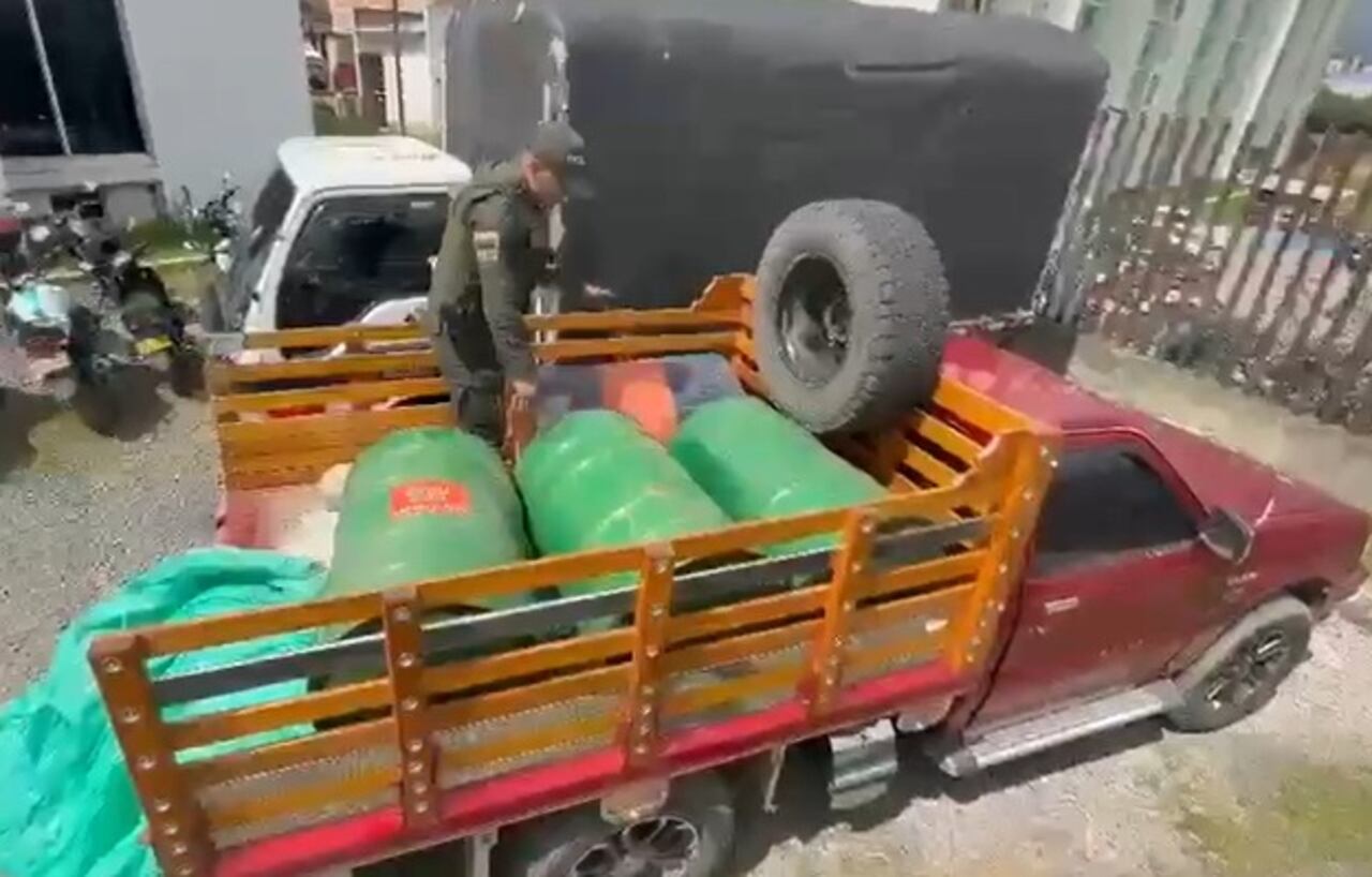 En esta camioneta, sin las correspondientes medidas de seguridad, estas dos personas movilizaban esta gasolina ecuatoriana.