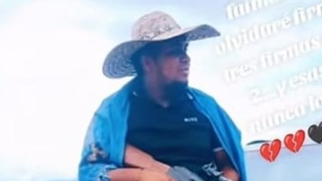 De acuerdo con inteligencia militar, este hombre era señalado de participar y coordinar múltiples acciones terroristas en el departamento del Cauca, entre ellas el secuestro de un suboficial del Ejército en noviembre de 2025, la instalación de talleres clandestinos para la fabricación de explosivos, la adecuación de motocicletas y vehículos bomba en Argelia, así como ataques con drones y artefactos explosivos contra tropas y la Fuerza Pública.