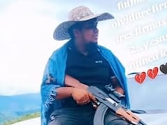 De acuerdo con inteligencia militar, este hombre era señalado de participar y coordinar múltiples acciones terroristas en el departamento del Cauca, entre ellas el secuestro de un suboficial del Ejército en noviembre de 2025, la instalación de talleres clandestinos para la fabricación de explosivos, la adecuación de motocicletas y vehículos bomba en Argelia, así como ataques con drones y artefactos explosivos contra tropas y la Fuerza Pública.