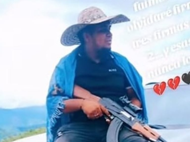 De acuerdo con inteligencia militar, este hombre era señalado de participar y coordinar múltiples acciones terroristas en el departamento del Cauca, entre ellas el secuestro de un suboficial del Ejército en noviembre de 2025, la instalación de talleres clandestinos para la fabricación de explosivos, la adecuación de motocicletas y vehículos bomba en Argelia, así como ataques con drones y artefactos explosivos contra tropas y la Fuerza Pública.
