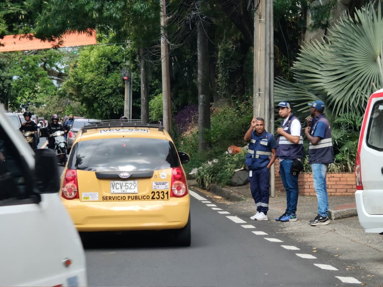 Movilidad y representantes del museo Caliwood realizaron una reunión en el sector para revisar posibles soluciones a las dificultades de cruce reportadas por la comunidad.