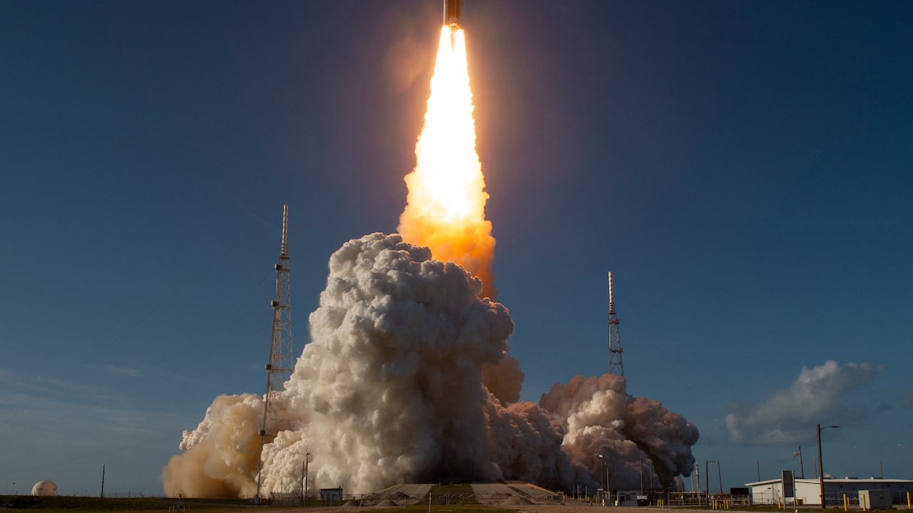 Cuatro astronautas partieron a bordo de un enorme cohete de la NASA