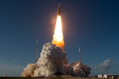 Cuatro astronautas partieron a bordo de un enorme cohete de la NASA