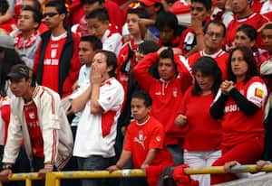 Los hinchas de Santa Fe dejaron ver sus caras largas luego del gol que le metió Wilson Carpintero al arquero Agustin Julio en los primeros 20 minutos del partido.
