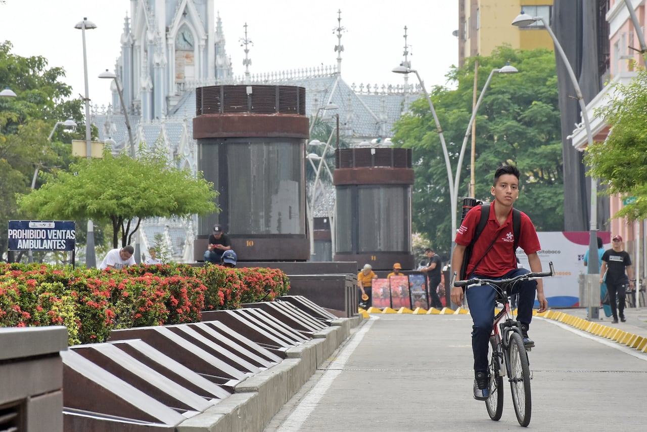 Tras el anuncio de la Administración Municipal de tener pantallas tipo led en el Boulevar del Río para crear interacción con los visitantes, es muy común transitar por este espacio y encontrarse con ellas sin funcionamiento, será por falta de mantenimiento o porqué ya cumplieron su ciclo? Es la pregunta que le hacen los caleños a los encargados del tema.