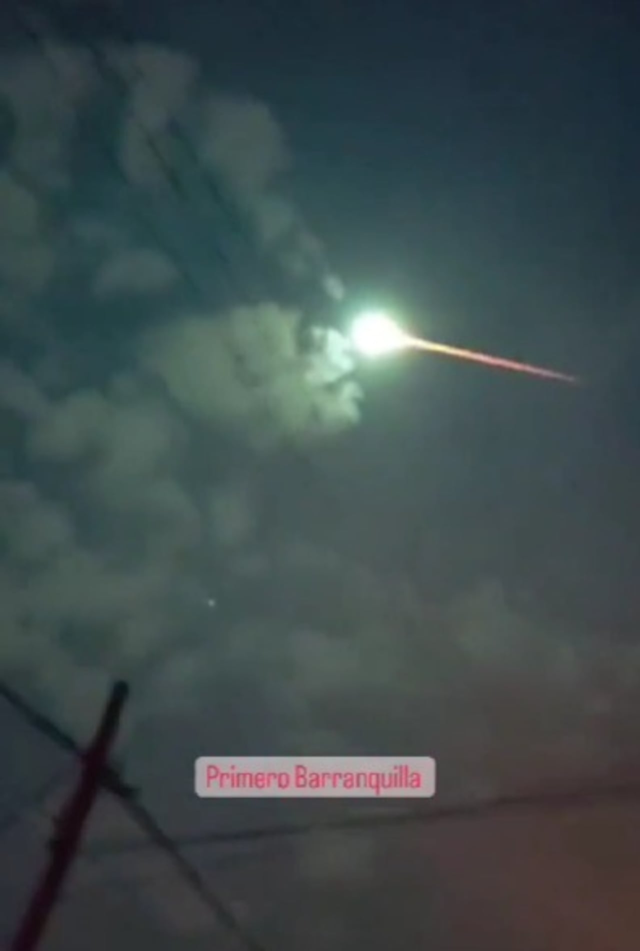 La imagen fue tomada en video por un hombre con su teléfono celular