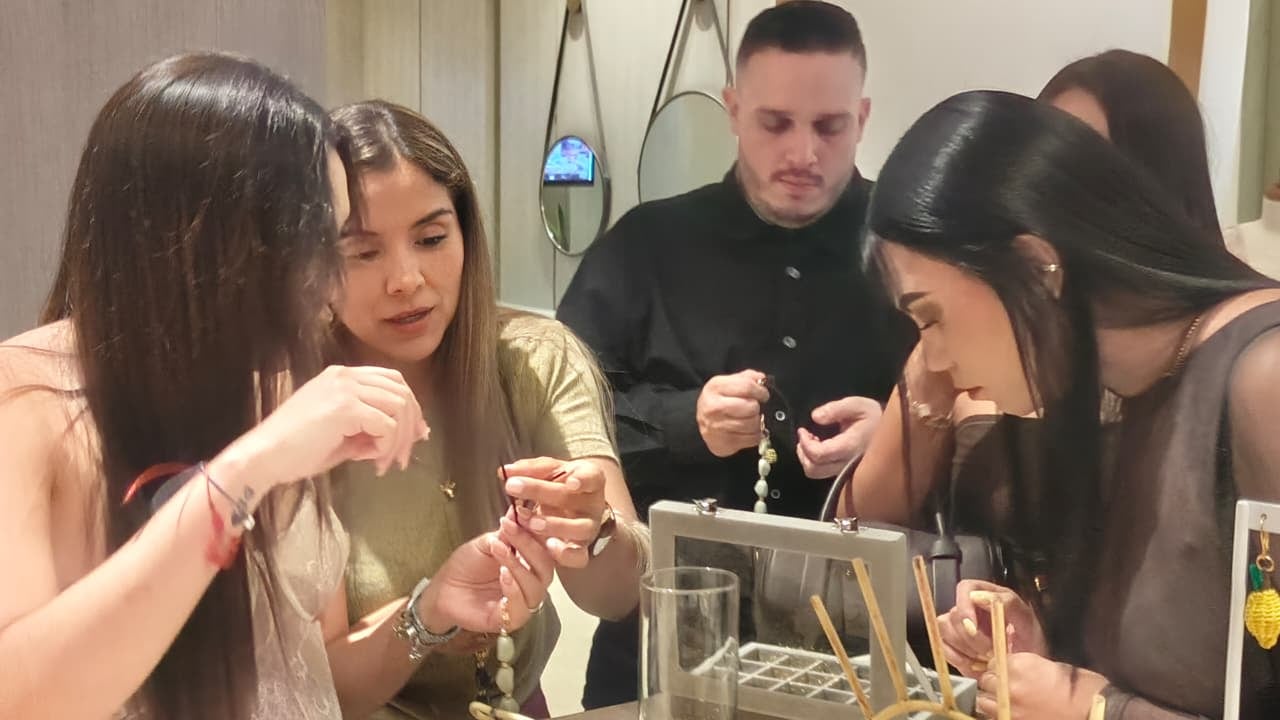 La colección “Ritmos de Ellas” apuesta por prendas funcionales y artesanales inspiradas en la autenticidad femenina.
