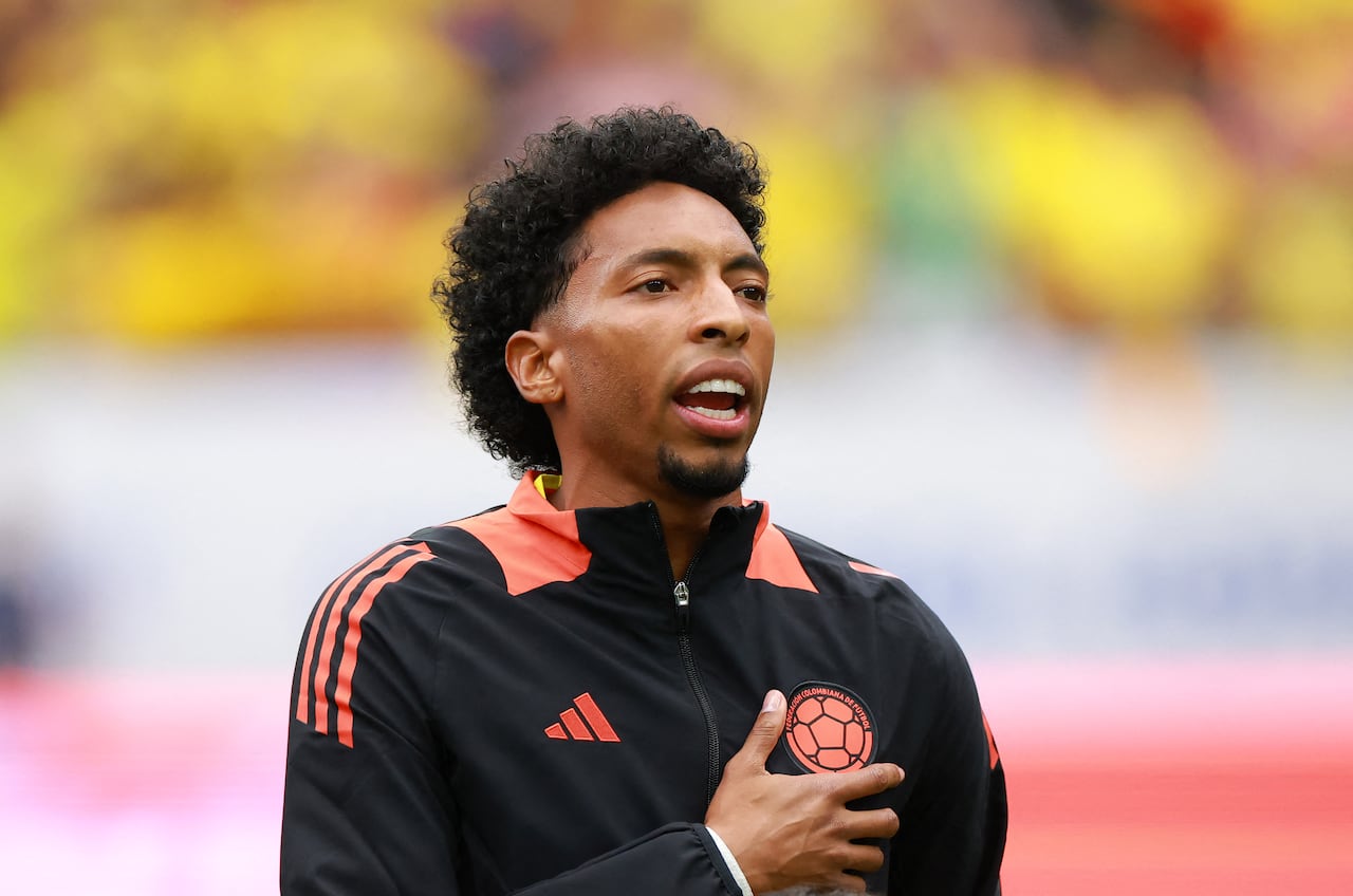 HOUSTON, TEXAS - JUNE 24: Johan Mojica of Colombia sings the national anthem prior to the CONMEBOL Copa America 2024 Group D match between Colombia and Paraguay at NRG Stadium on June 24, 2024 in Houston, Texas. Hector Vivas/Getty Images/AFP (Photo by Hector Vivas / GETTY IMAGES NORTH AMERICA / Getty Images via AFP)