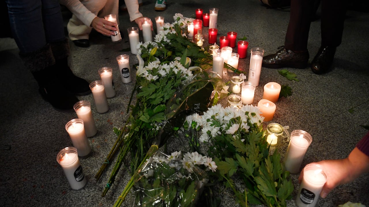 People place candles and flowers as they gather for a vigil in honour of the victims of the January 18 high-speed train accident that killed 45 people in Adamuz, on January 25, 2026, at the railway station of Huelva. One week after the train disaster involving two trains in southern Spain, which left 45 dead, remembrance ceremonies took place today in Huelva, where most of the victims came from, and in the town of Adamuz, where the collision occurred. (Photo by CRISTINA QUICLER / AFP)