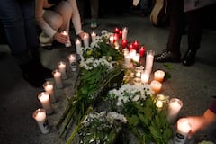 People place candles and flowers as they gather for a vigil in honour of the victims of the January 18 high-speed train accident that killed 45 people in Adamuz, on January 25, 2026, at the railway station of Huelva. One week after the train disaster involving two trains in southern Spain, which left 45 dead, remembrance ceremonies took place today in Huelva, where most of the victims came from, and in the town of Adamuz, where the collision occurred. (Photo by CRISTINA QUICLER / AFP)