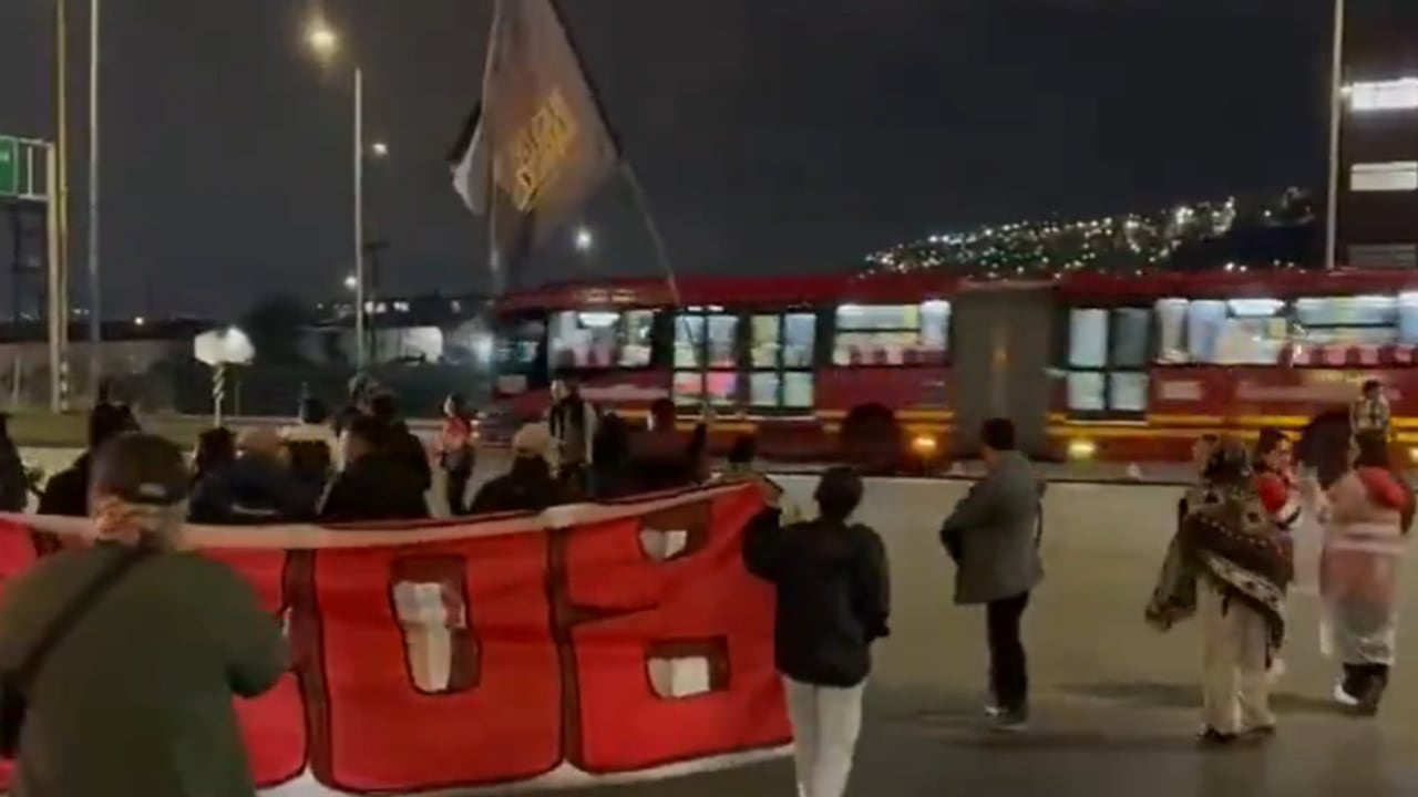 Varias personas se movilizan por las calles de la capital del país.