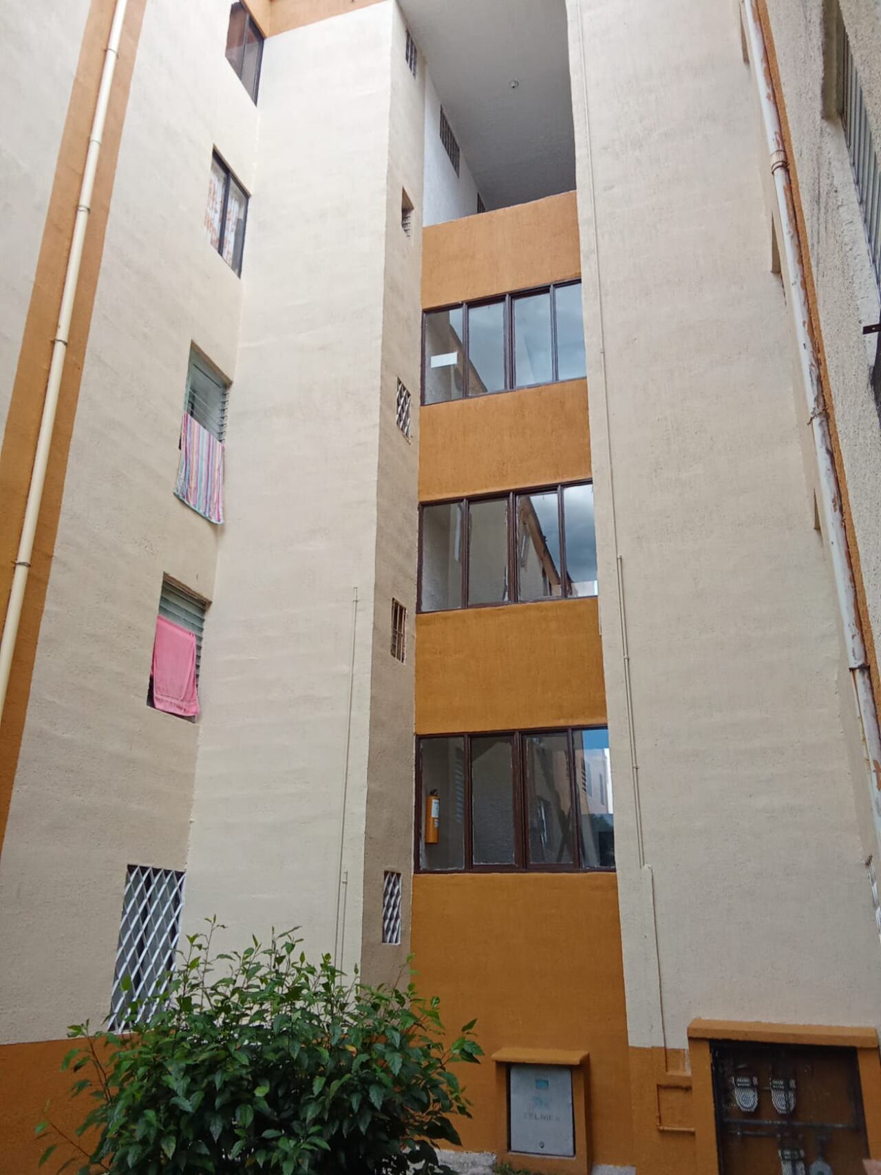 Vecinos de este conjunto residencial brindaron los primeros auxilios a la joven tras caer al vacío.