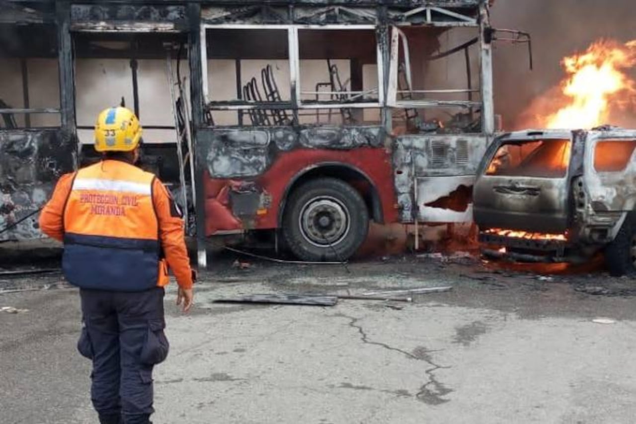 Varios vehículos se incineraron producto de la explosión.