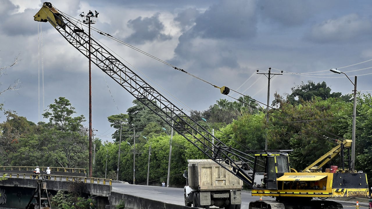 Las Empresas Municipales de Cali, continúan en la labor de limpiar el canal de aguas lluvias del sector ubicado en la avenida ciudad de Cali que comprende con la petar de Cañaveralejo. Y así prevenir el taponamiento por basuras cuando llegue la temporada de lluvias en Cali. Fotos Raúl Palacios / El pais.