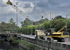 Las Empresas Municipales de Cali, continúan en la labor de limpiar el canal de aguas lluvias del sector ubicado en la avenida ciudad de Cali que comprende con la petar de Cañaveralejo. Y así prevenir el taponamiento por basuras cuando llegue la temporada de lluvias en Cali. Fotos Raúl Palacios / El pais.