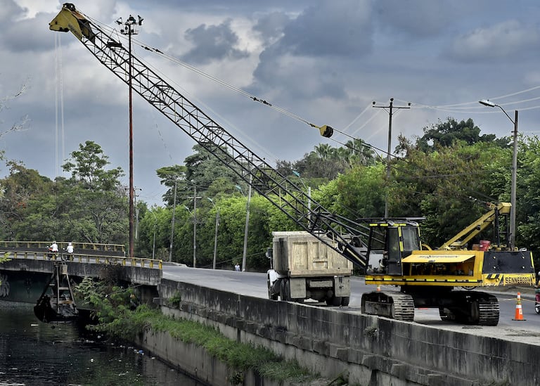 Las Empresas Municipales de Cali, continúan en la labor de limpiar el canal de aguas lluvias del sector ubicado en la avenida ciudad de Cali que comprende con la petar de Cañaveralejo. Y así prevenir el taponamiento por basuras cuando llegue la temporada de lluvias en Cali. Fotos Raúl Palacios / El pais.