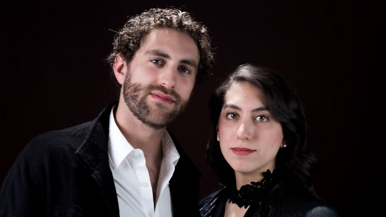 Santiago y Mariana Arriaga, nominados al Premio Ariel mexicano a la mejor dirección de cortometraje de ficción por la película "B-167-980-098" por la Academia Mexicana de Artes y Ciencias Cinematográficas, posan para una fotografía el 14 de junio de 2019 en Ciudad de México. Santiago y Mariana Arriaga, cuyo padre novelista escribió éxitos como "Amores Perros" y "21 Gramos", acaban de rodar la película "A cielo abierto", que compite en la sección Horizontes del 80º Festival de Cine de Venecia. Filmada en el estado de Cohauila, en el norte de México, "A cielo abierto" cuenta la historia de un accidente de tránsito que involucra a un arquitecto y su hijo de 12 años, quienes son atropellados por un camión.(Photo by Omar TORRES / AFP)